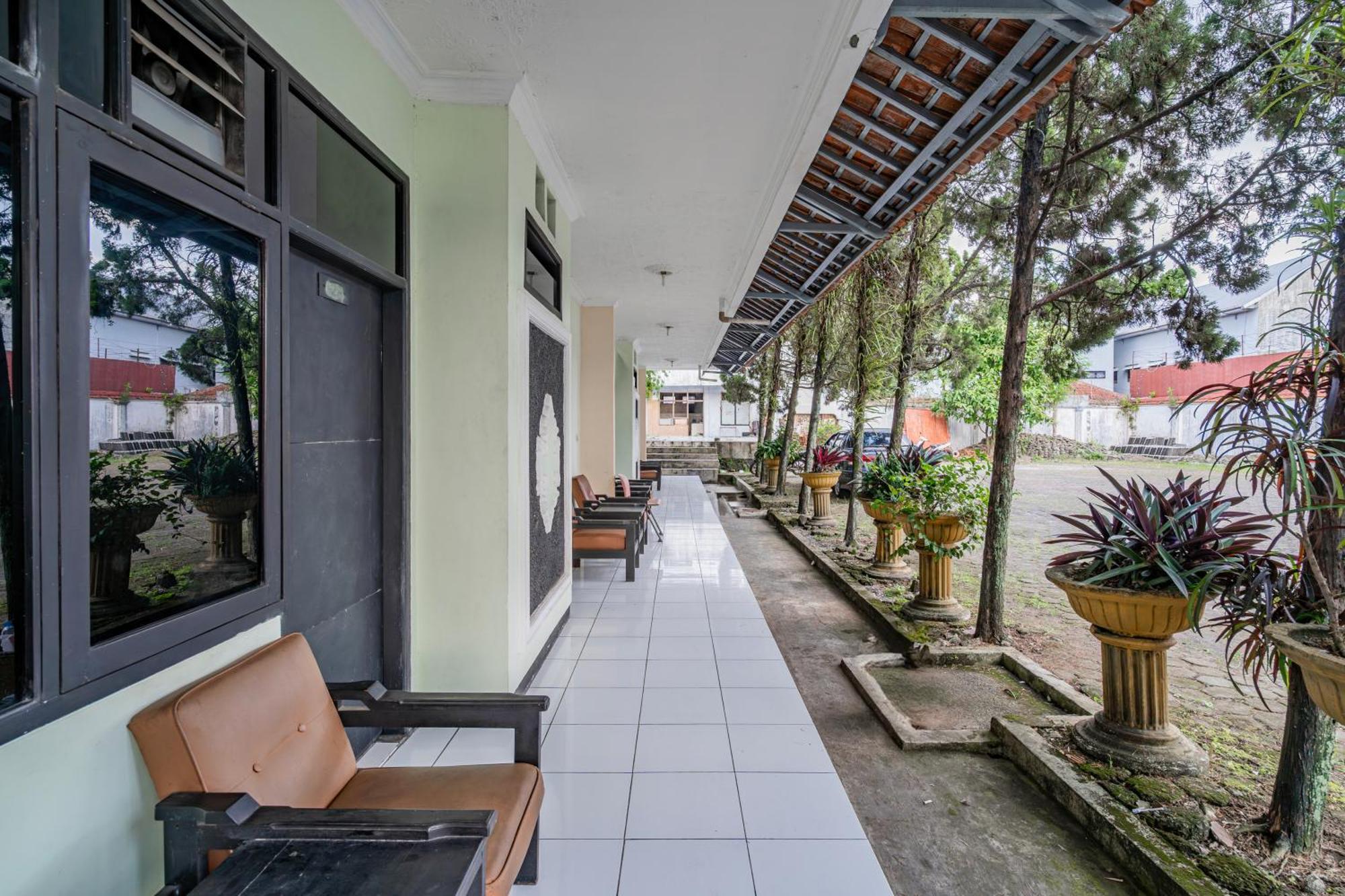 Collection O Near Stadium Wiradadaha Formerly Abadi Hotel 4*