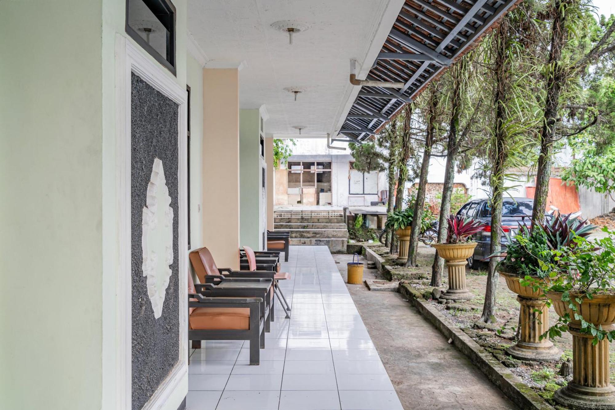 Hotel Collection O Near Stadium Wiradadaha Formerly Abadi 4*